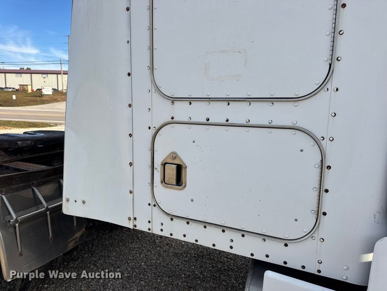 image for item EN0675 1993 Kenworth T600 semi truck