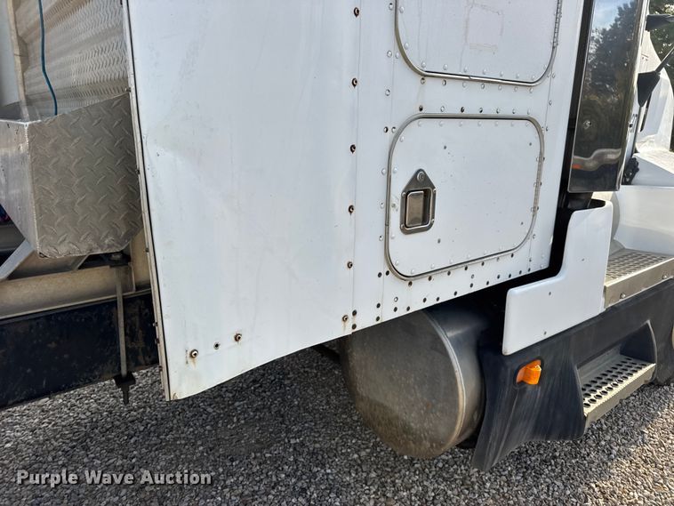 image for item EN0675 1993 Kenworth T600 semi truck