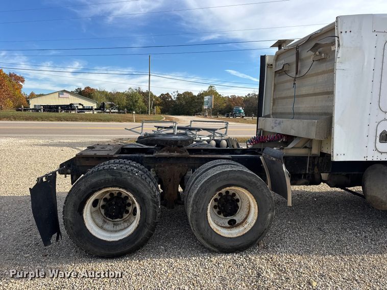 image for item EN0675 1993 Kenworth T600 semi truck