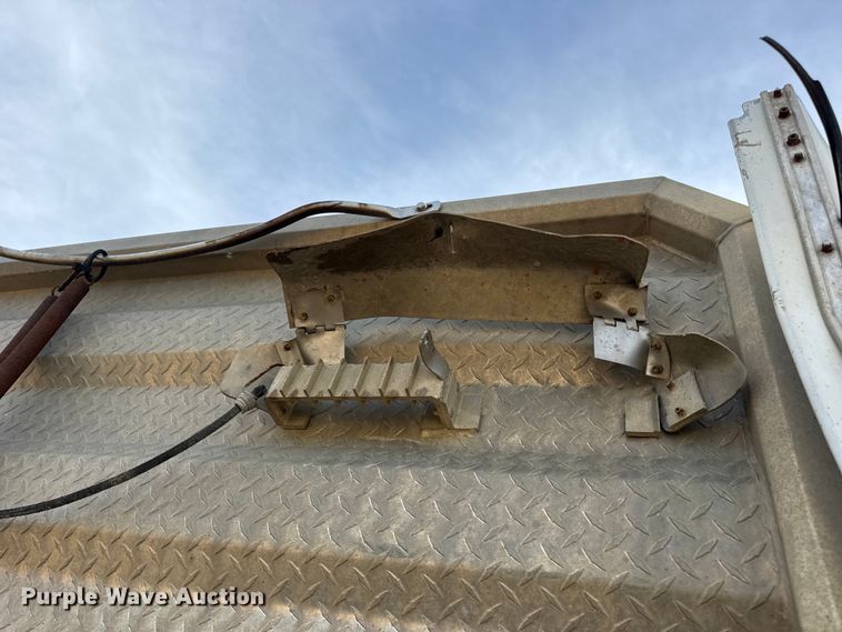 image for item EN0675 1993 Kenworth T600 semi truck