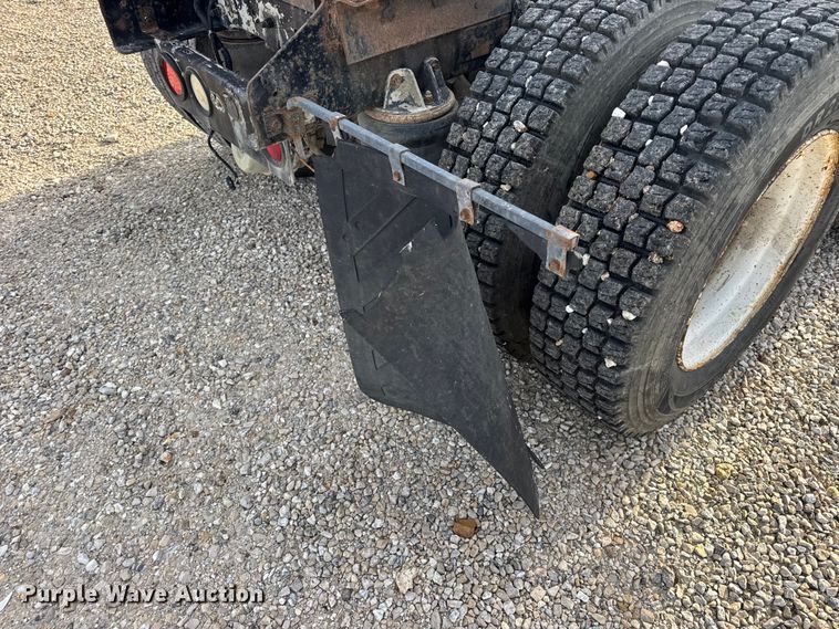 image for item EN0675 1993 Kenworth T600 semi truck