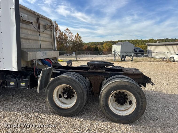 image for item EN0675 1993 Kenworth T600 semi truck