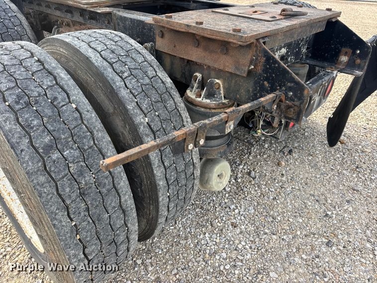 image for item EN0675 1993 Kenworth T600 semi truck