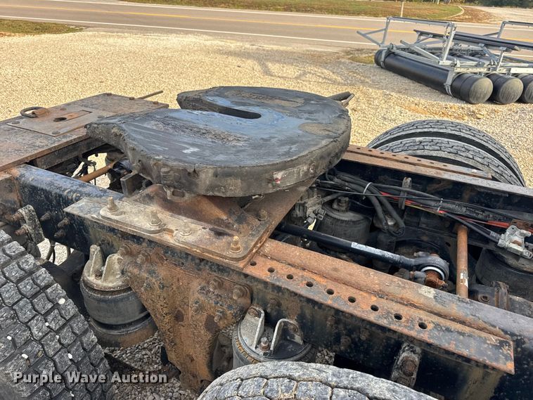 image for item EN0675 1993 Kenworth T600 semi truck