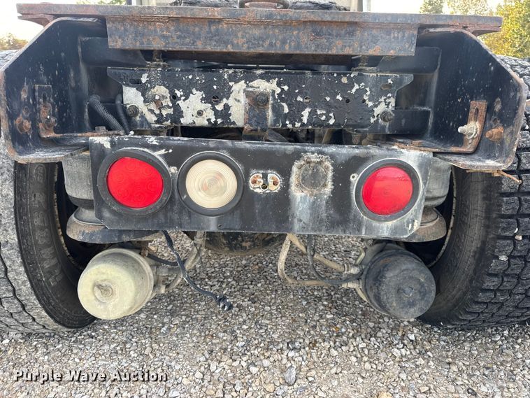 image for item EN0675 1993 Kenworth T600 semi truck