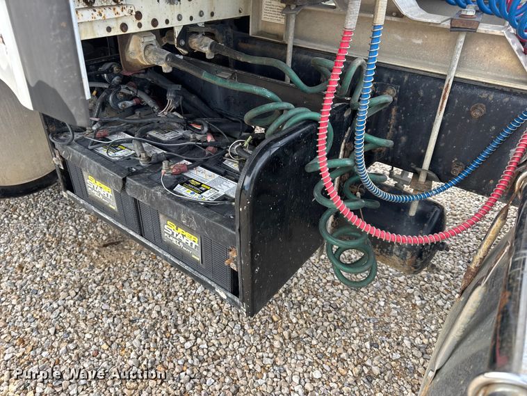 image for item EN0675 1993 Kenworth T600 semi truck