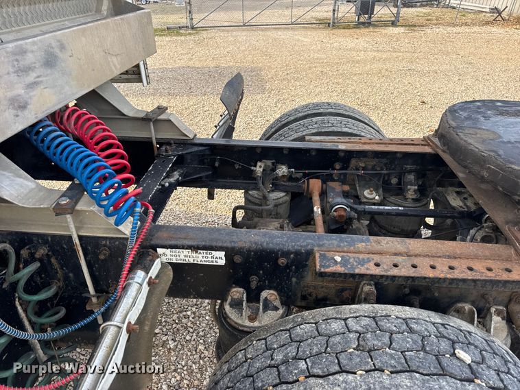 image for item EN0675 1993 Kenworth T600 semi truck