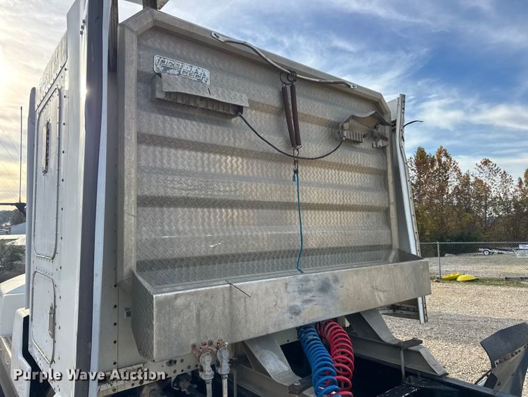 image for item EN0675 1993 Kenworth T600 semi truck