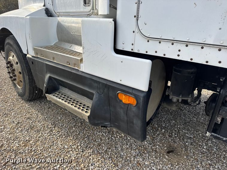 image for item EN0675 1993 Kenworth T600 semi truck