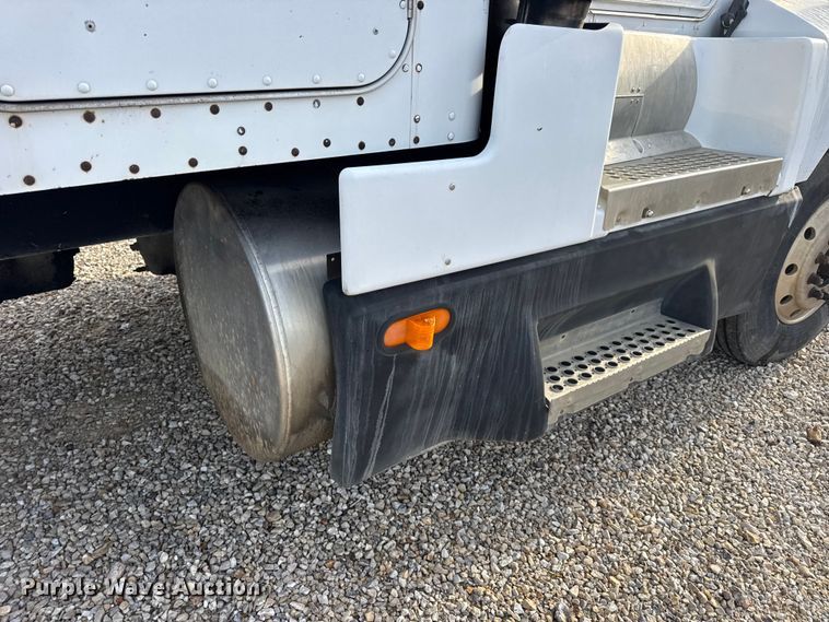 image for item EN0675 1993 Kenworth T600 semi truck