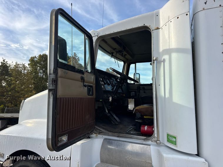 image for item EN0675 1993 Kenworth T600 semi truck