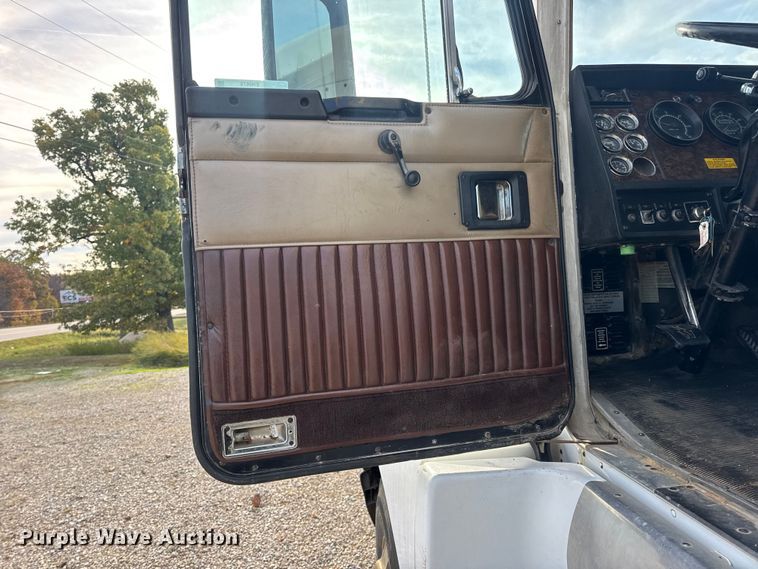 image for item EN0675 1993 Kenworth T600 semi truck