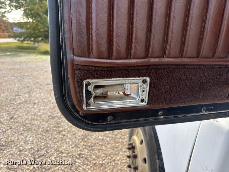 image for item EN0675 1993 Kenworth T600 semi truck