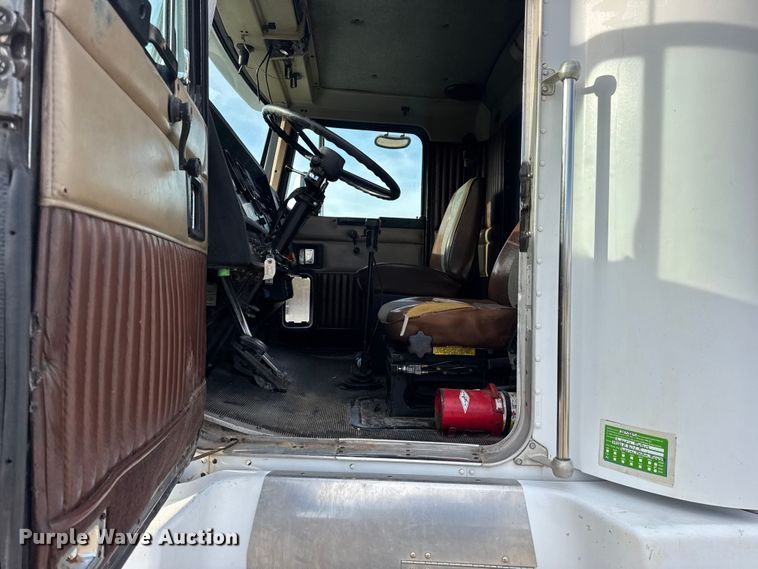 image for item EN0675 1993 Kenworth T600 semi truck