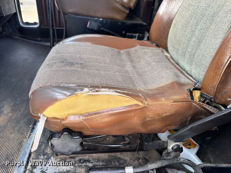 image for item EN0675 1993 Kenworth T600 semi truck