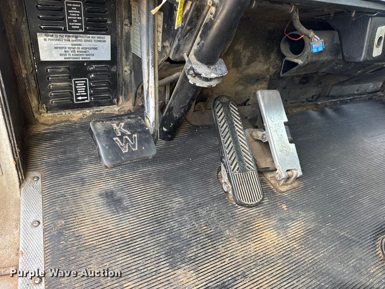 image for item EN0675 1993 Kenworth T600 semi truck