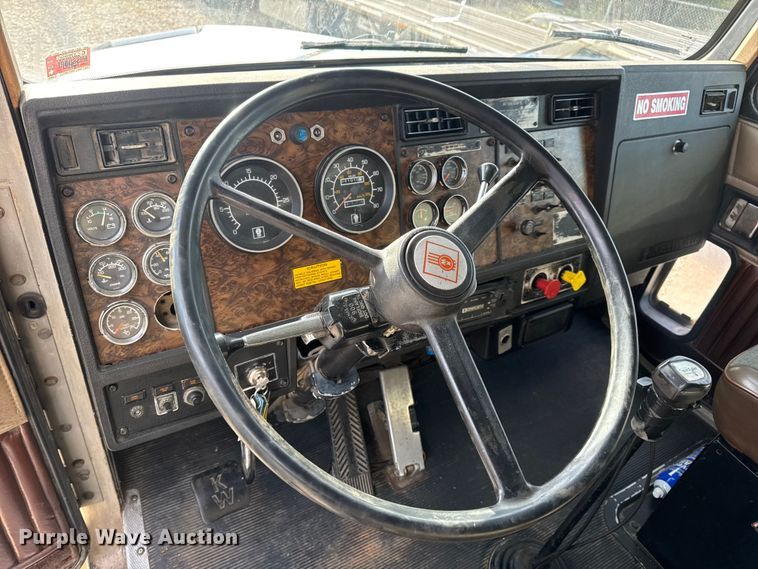 image for item EN0675 1993 Kenworth T600 semi truck