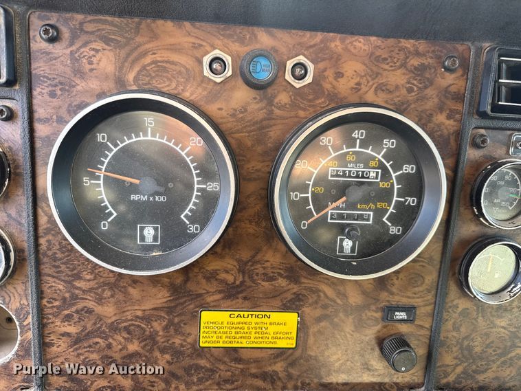 image for item EN0675 1993 Kenworth T600 semi truck