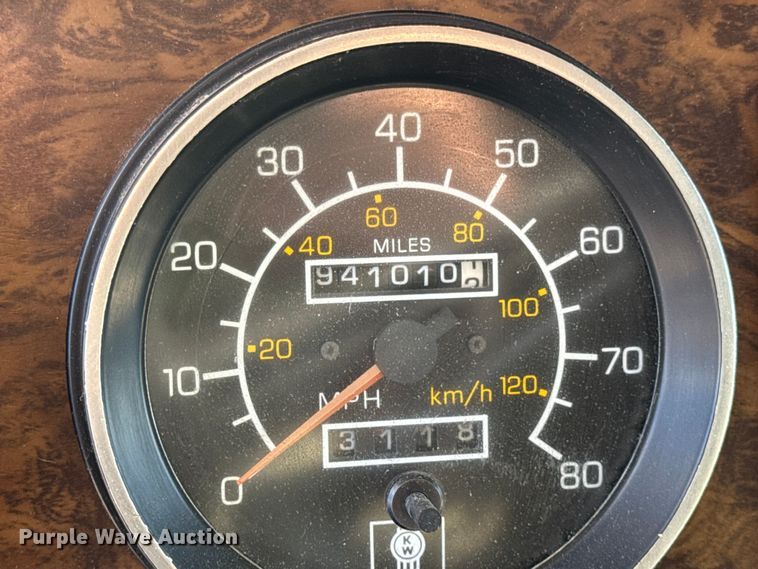 image for item EN0675 1993 Kenworth T600 semi truck