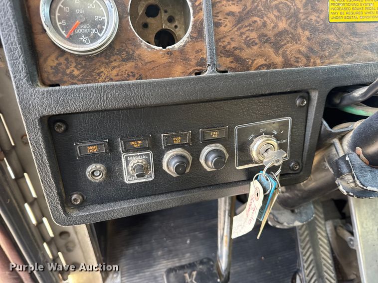 image for item EN0675 1993 Kenworth T600 semi truck