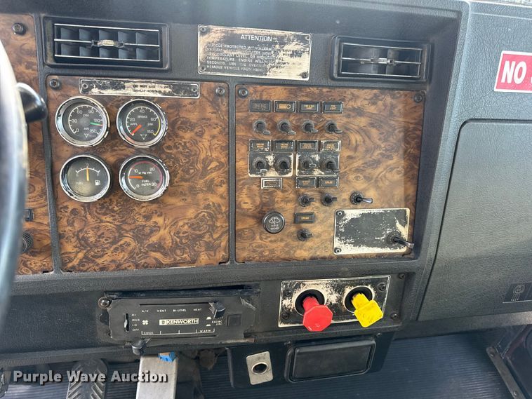 image for item EN0675 1993 Kenworth T600 semi truck