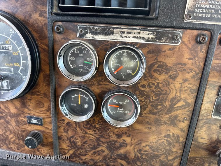 image for item EN0675 1993 Kenworth T600 semi truck