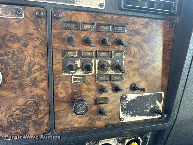 image for item EN0675 1993 Kenworth T600 semi truck