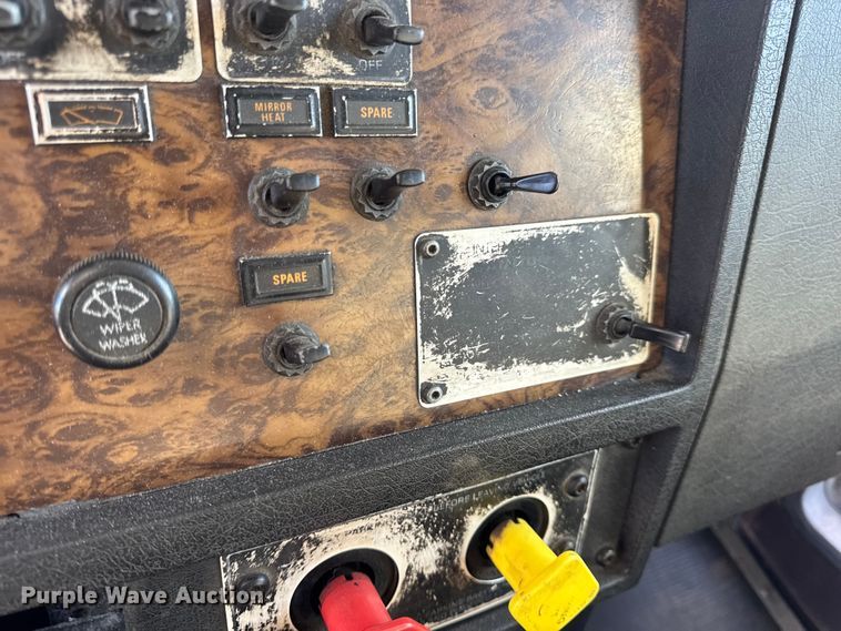 image for item EN0675 1993 Kenworth T600 semi truck