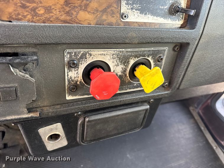 image for item EN0675 1993 Kenworth T600 semi truck