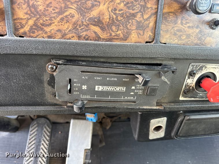 image for item EN0675 1993 Kenworth T600 semi truck