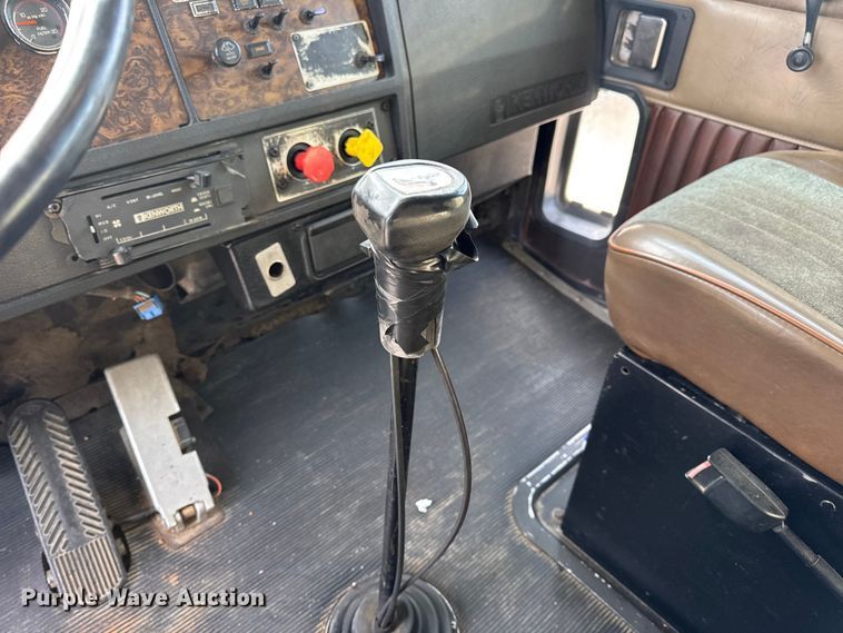 image for item EN0675 1993 Kenworth T600 semi truck