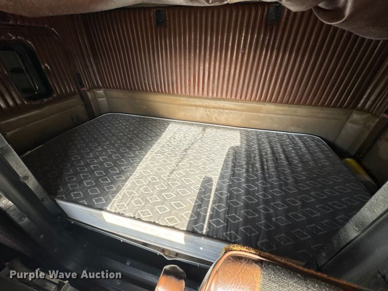 image for item EN0675 1993 Kenworth T600 semi truck