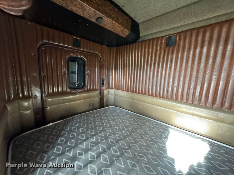 image for item EN0675 1993 Kenworth T600 semi truck