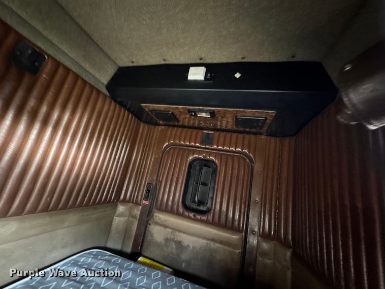 image for item EN0675 1993 Kenworth T600 semi truck