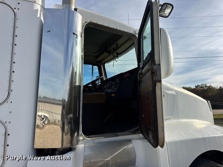 image for item EN0675 1993 Kenworth T600 semi truck