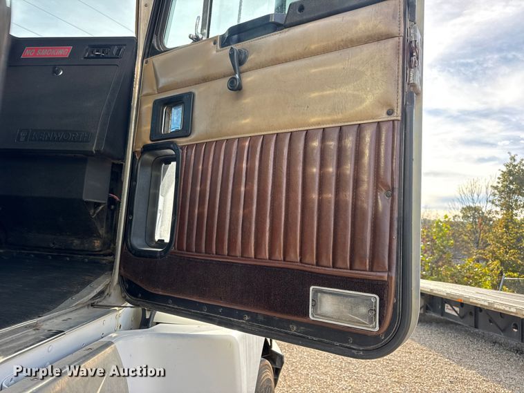 image for item EN0675 1993 Kenworth T600 semi truck