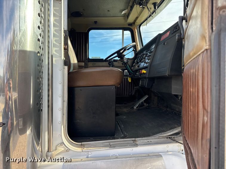 image for item EN0675 1993 Kenworth T600 semi truck