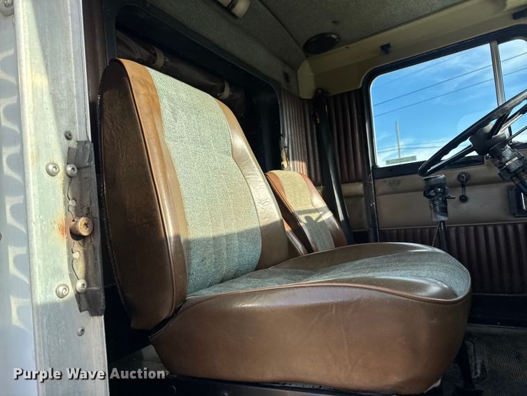 image for item EN0675 1993 Kenworth T600 semi truck