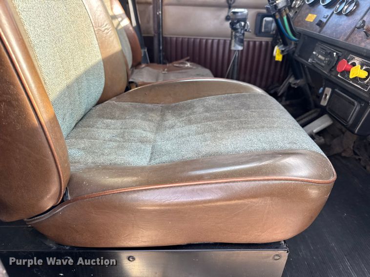 image for item EN0675 1993 Kenworth T600 semi truck