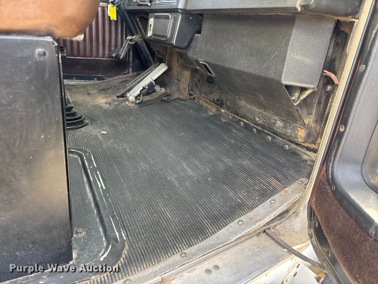 image for item EN0675 1993 Kenworth T600 semi truck