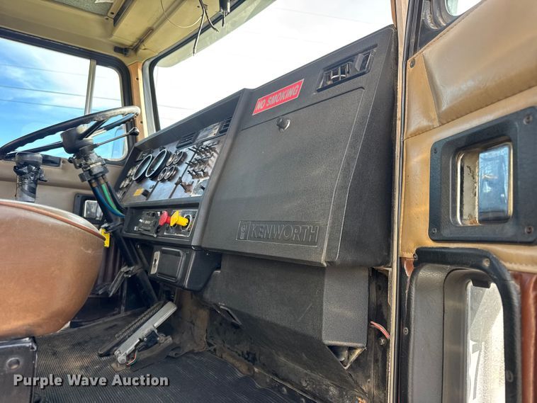 image for item EN0675 1993 Kenworth T600 semi truck