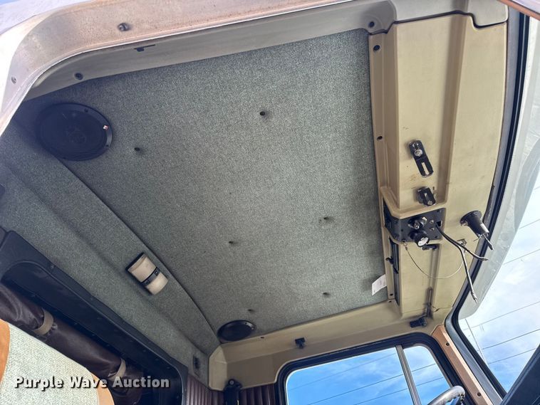 image for item EN0675 1993 Kenworth T600 semi truck