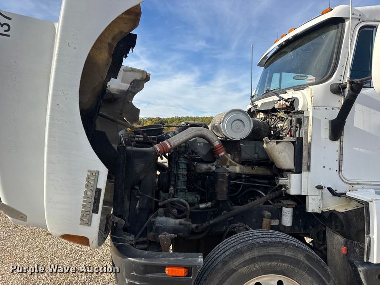 image for item EN0675 1993 Kenworth T600 semi truck