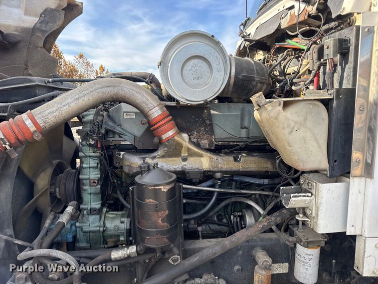 image for item EN0675 1993 Kenworth T600 semi truck