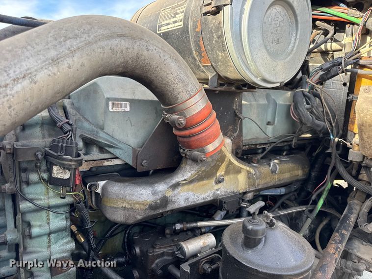 image for item EN0675 1993 Kenworth T600 semi truck