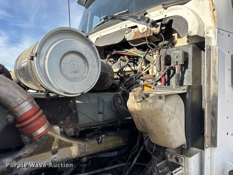 image for item EN0675 1993 Kenworth T600 semi truck