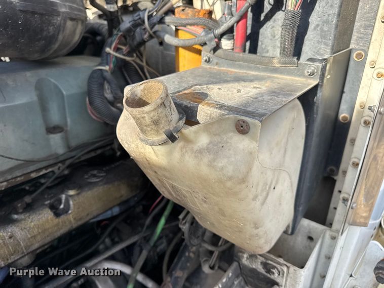 image for item EN0675 1993 Kenworth T600 semi truck