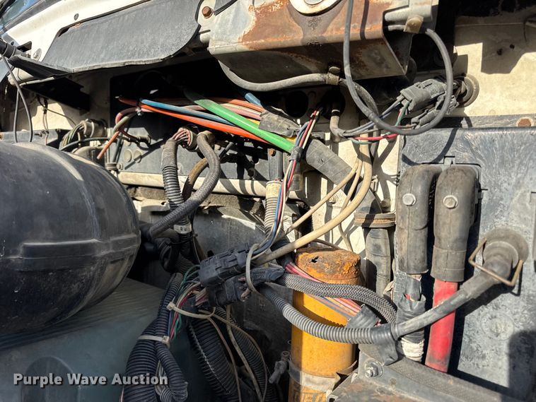 image for item EN0675 1993 Kenworth T600 semi truck