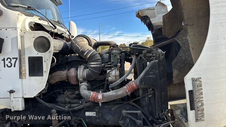 image for item EN0675 1993 Kenworth T600 semi truck