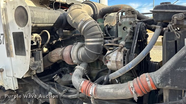 image for item EN0675 1993 Kenworth T600 semi truck